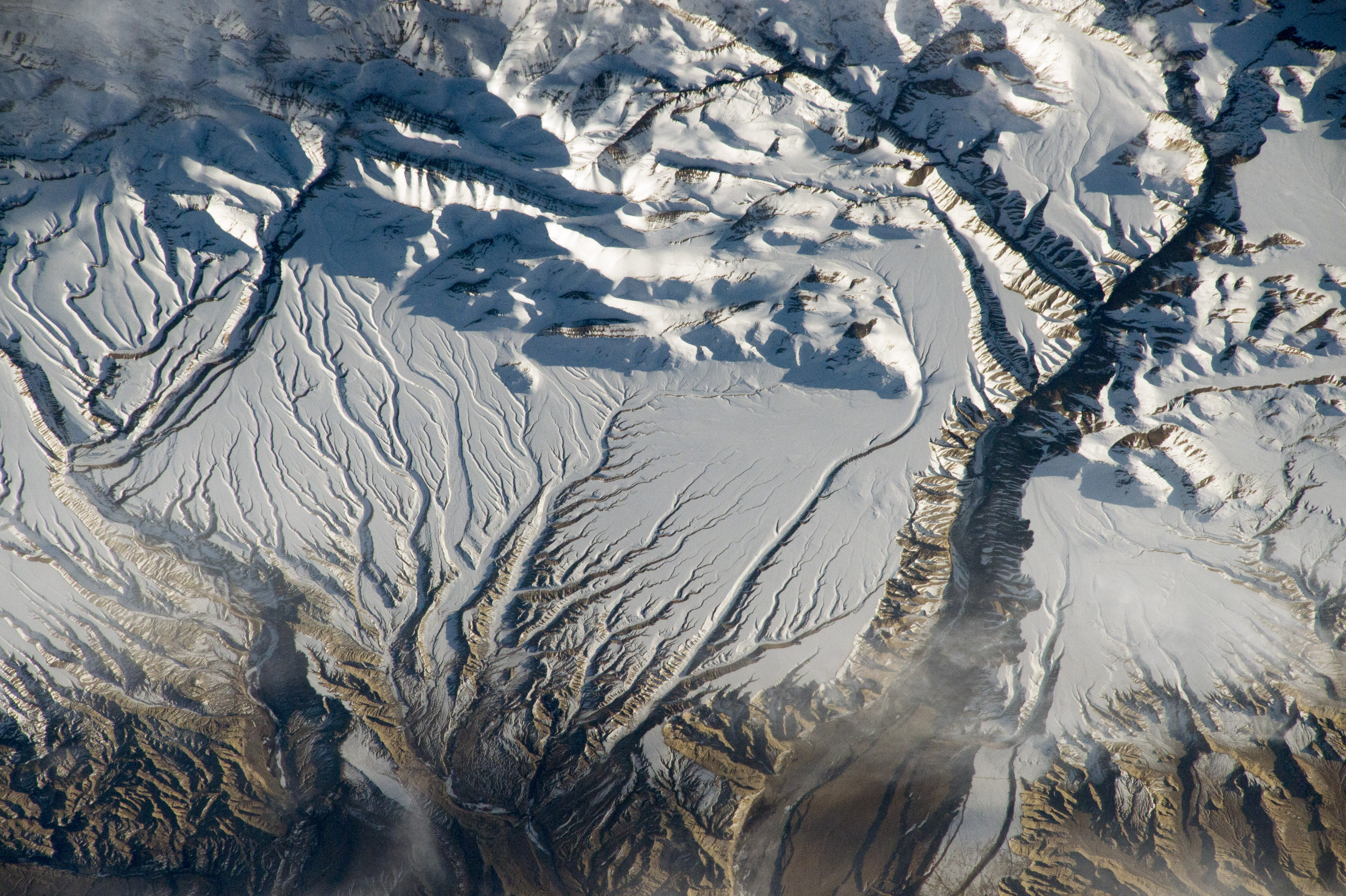 Самый большой географический объект в мире. Гималаи Эверест из космоса. Гималаи рельеф. Гималаи космический снимок рельеф. Ледники Гималаев.